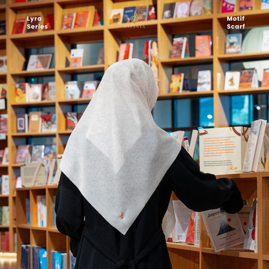 5 Cara Tampil Anggun Sehari-hari dengan Hijab Motif Premium