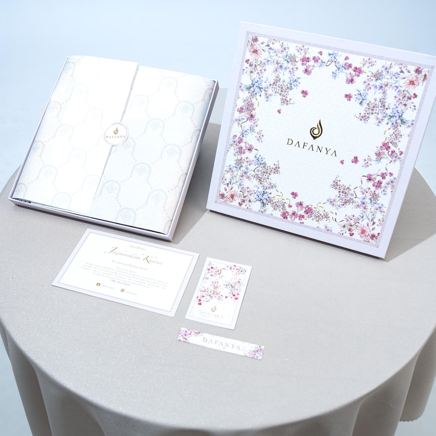 [BOX ONLY] 𝐃𝐀𝐅𝐀𝐍𝐘𝐀 - Exclusive Hard Box Motif Bunga Kotak Jilbab Hampers Kado Premium Putih